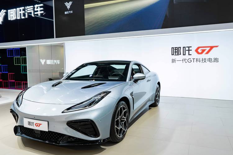 惠州71哪吒汽车在智能汽车领域的表现，领途汽车在新能源汽车市场中的影响力